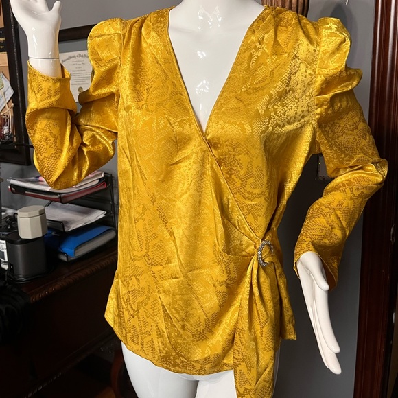 NWT WAYF Gigi yellow snake jacquard print puff sleeve top, sz Medium - Picture 2 of 8